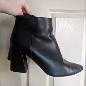 Comfort View Block Black Ankle Boots